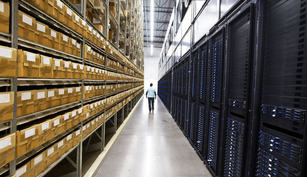 mens loopt door datacenter