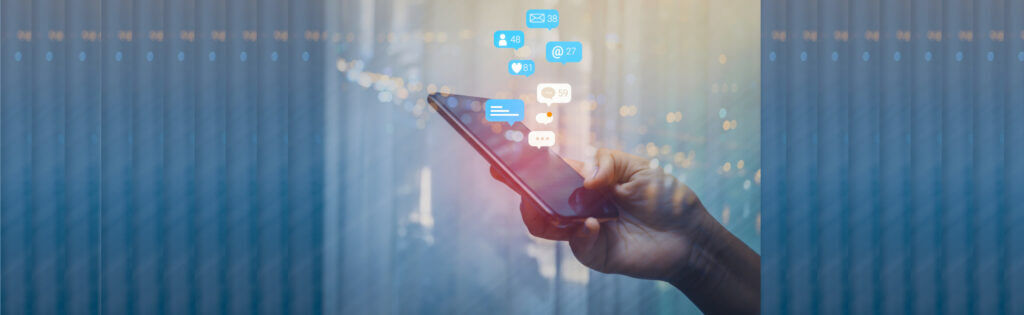 hand met mobiele telefoon